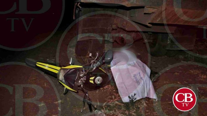 Choca su moto con un camión estacionado y se muere