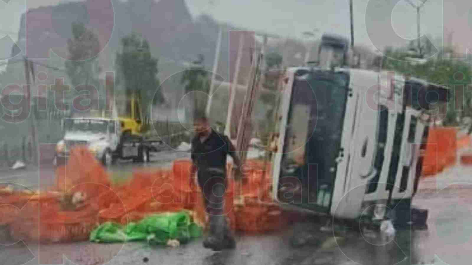 Vuelca camión y se le escapan los pollos que transportaba Vuelca camión y se le escapan los pollos que transportaba