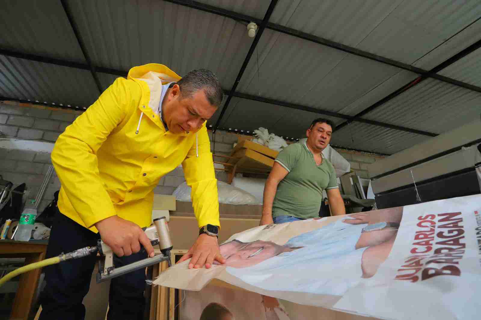 Barragán transforma lonas de campaña en casas para animales de compañía Barragán transforma lonas de campaña en casas para animales de compañía