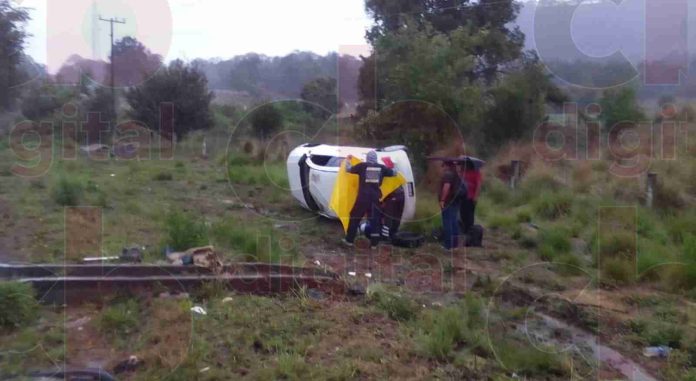 Auto vuelca y termina fuera de la autopista Siglo XXI