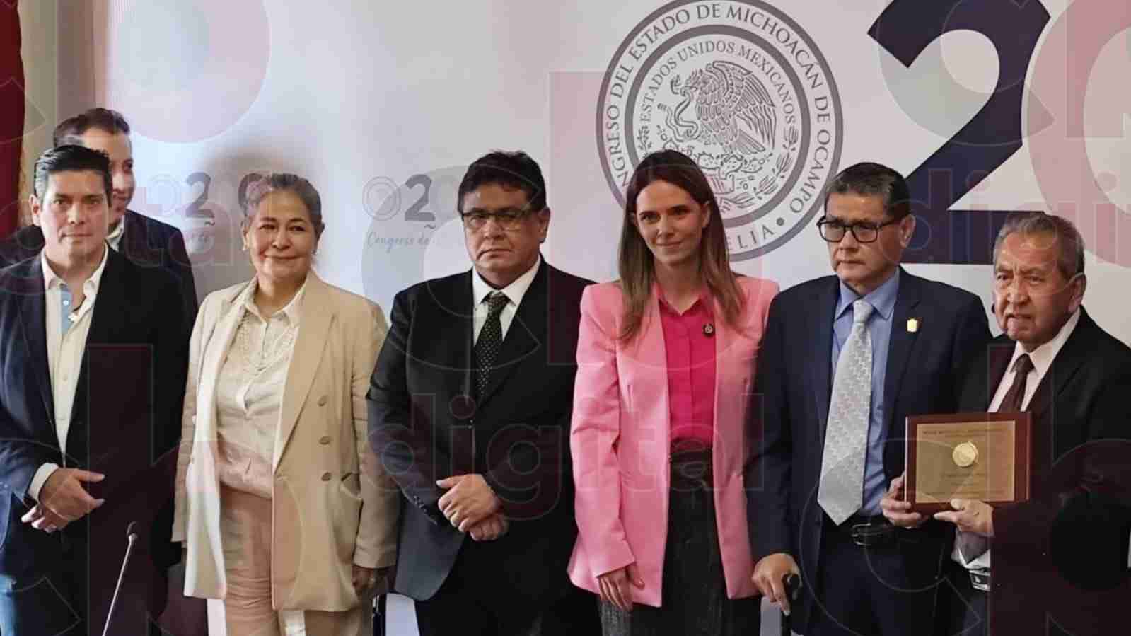 Recibe Ignacio Roque Madriz premio al Mérito Periodístico 2024 en Congreso del Estado Recibe Ignacio Roque Madriz premio al Mérito Periodístico 2024 en Congreso del Estado