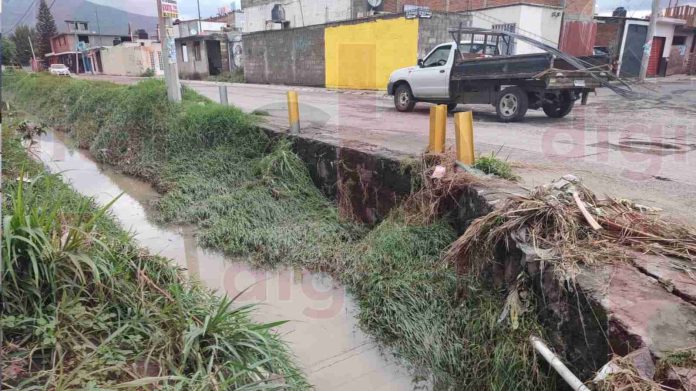 Las fuertes lluvias que cayeron el día jueves 27 de junio, causaron grandes inundaciones en la entrada del fraccionamiento Puerta del Sol. Una problemática que tiene con bastante preocupación a los vecinos de la zona.