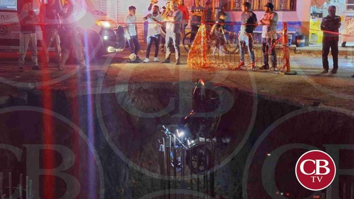 Derrapan tres motociclistas a las obras del teleférico de Uruapan