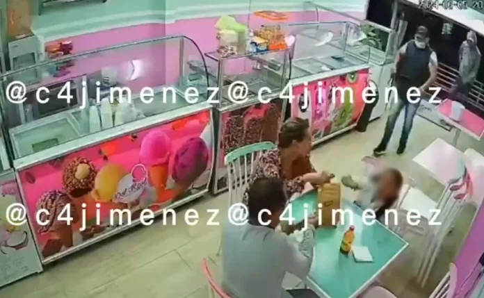 La familia se encontraba tranquila comiendo una helado.