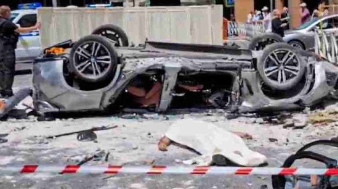 #Video: Cae camioneta desde tercer piso y deja tres muertos