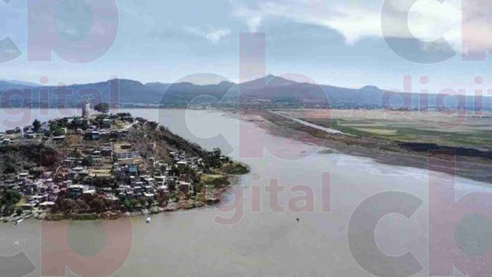 Janitzio podría perder su nombramiento de Isla si área seca toca superficie: Ambientalista