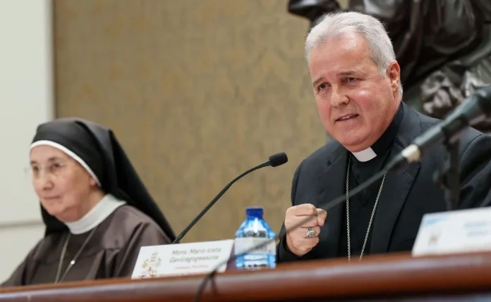 Arzobispo corre a monjas de convento: amenaza con acciones legales