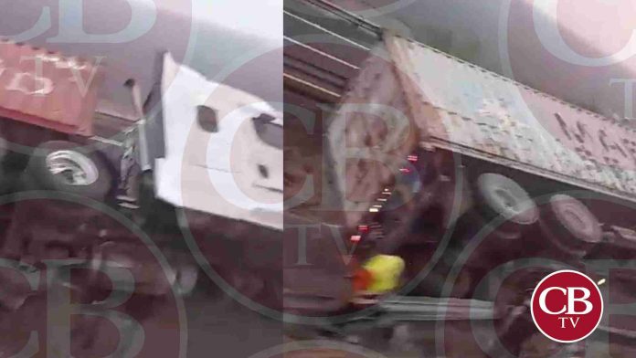 Vuelca tráiler en la cuneta de la autopista de Occidente