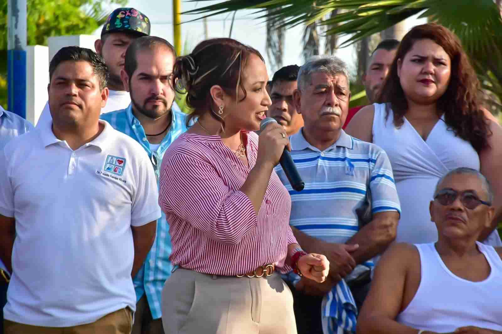 Itzé Camacho da Banderazo de Inicio a la Remodelación de la Plaza Pública de Playa Azul Itzé Camacho da Banderazo de Inicio a la Remodelación de la Plaza Pública de Playa Azul