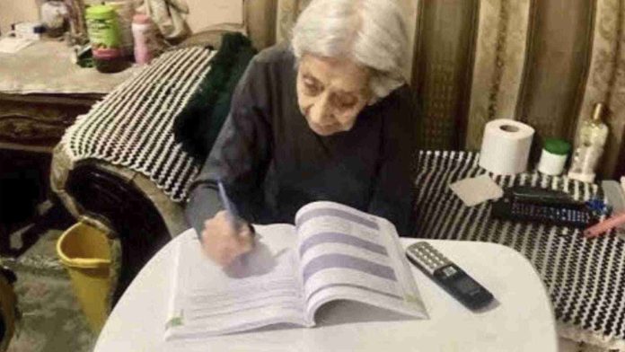 Abuelita obtiene certificado de secundaria a sus 94 años de edad