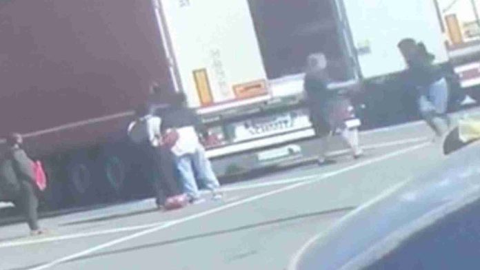 Captan a camionero bajando a latigazos a mujeres en Italia 