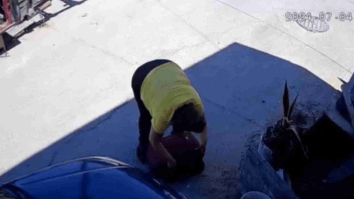Captan a mujer metiendo a un niño en una maleta en Tijuana