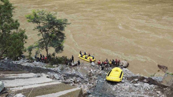 Deslave arrastra a río dos autobuses en Nepal