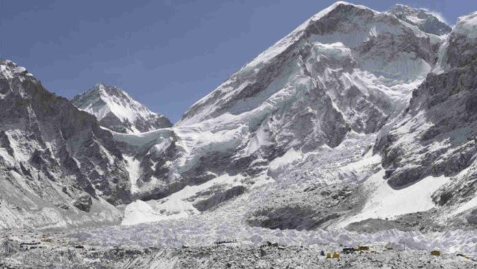 El deshielo del Everest desentierra cientos de cadáveres de montañistas