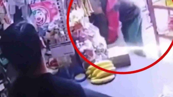 En redes sociales circula un video en el que se observa a un hombre de la tercera edad golpeando a un niño con autismo dentro de una tienda en Zacatecas.