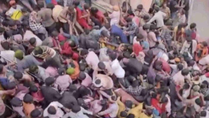 Estampida en ceremonia religiosa en la India deja al menos 105 muertos