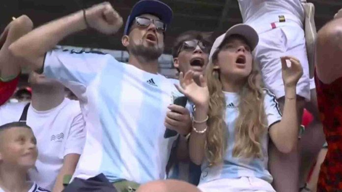 Hombre dejó caer a una joven desde las gradas mientras celebraba gol de Argentina