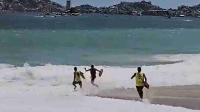 Los turistas fueron arrastrados por el mar.
