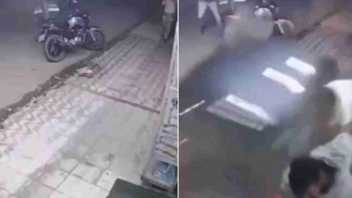 Mujer es atropellada mientras caminaba con su pareja por la banqueta