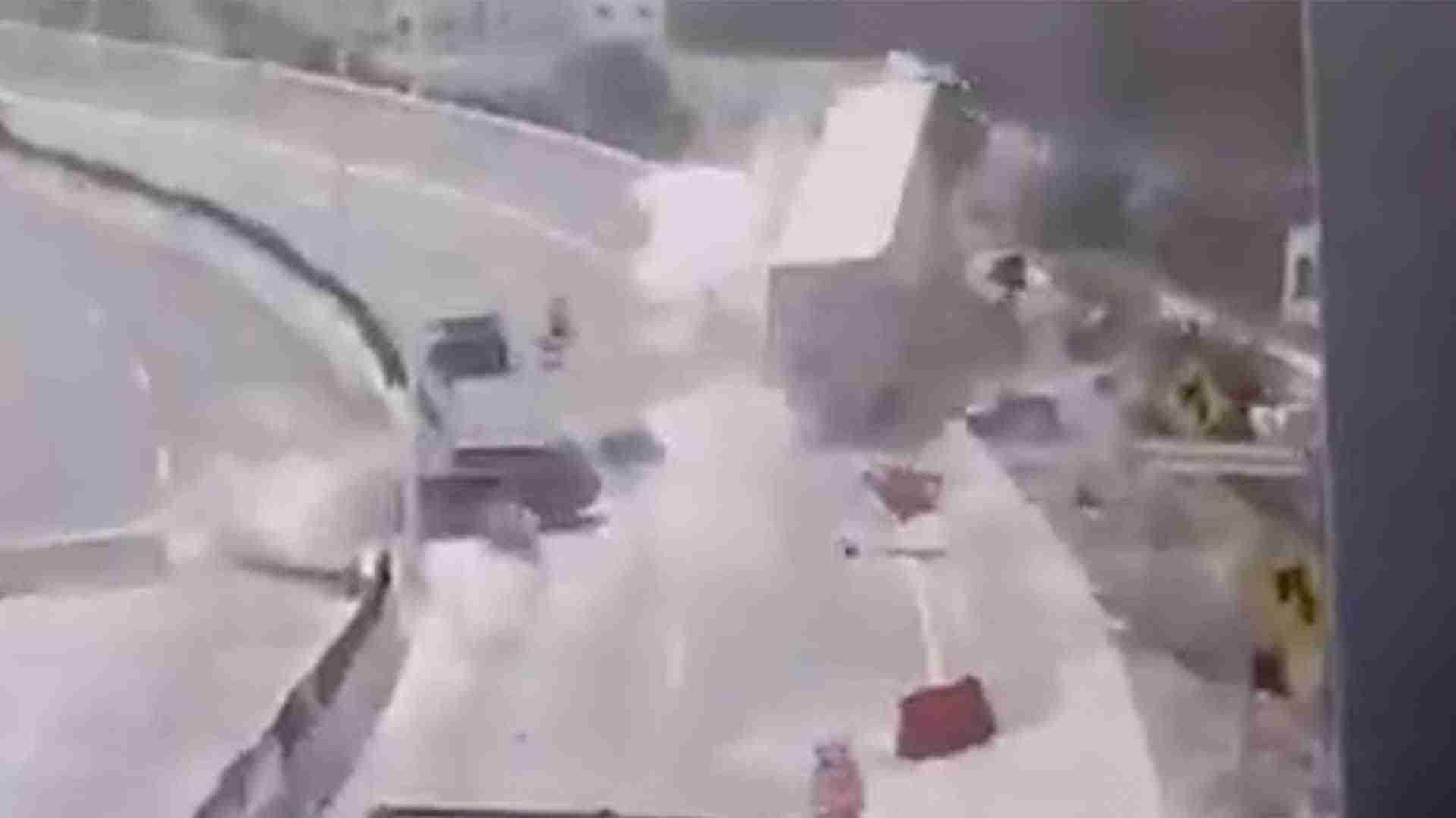 Tráiler cae al vacío desde puente en Nuevo León Tráiler cae al vacío desde puente en Nuevo León