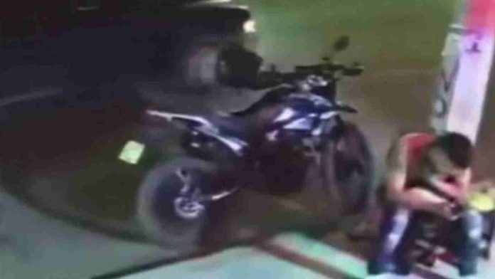 Motociclista salva a mujer de ser secuestrada en Nuevo León