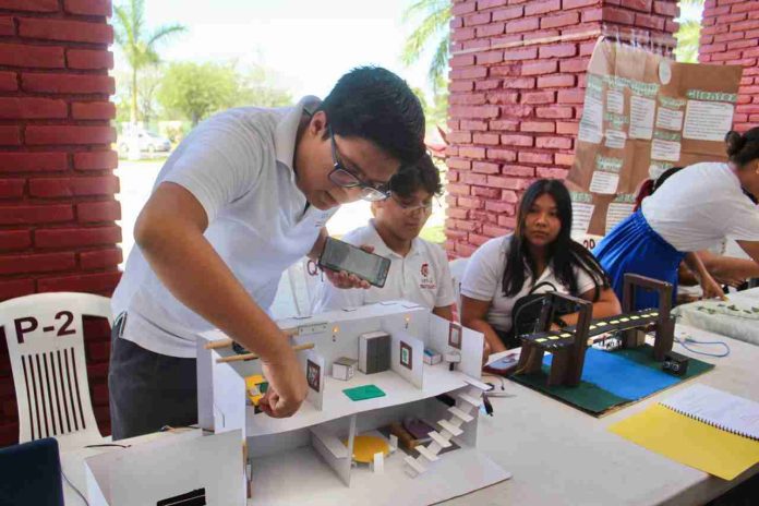Cetís 34, Exhibe Prototipos Tecnológicos en Pasillo del Arte