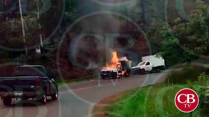 Queman 2 camionetas en la Uruapan-Lombardia