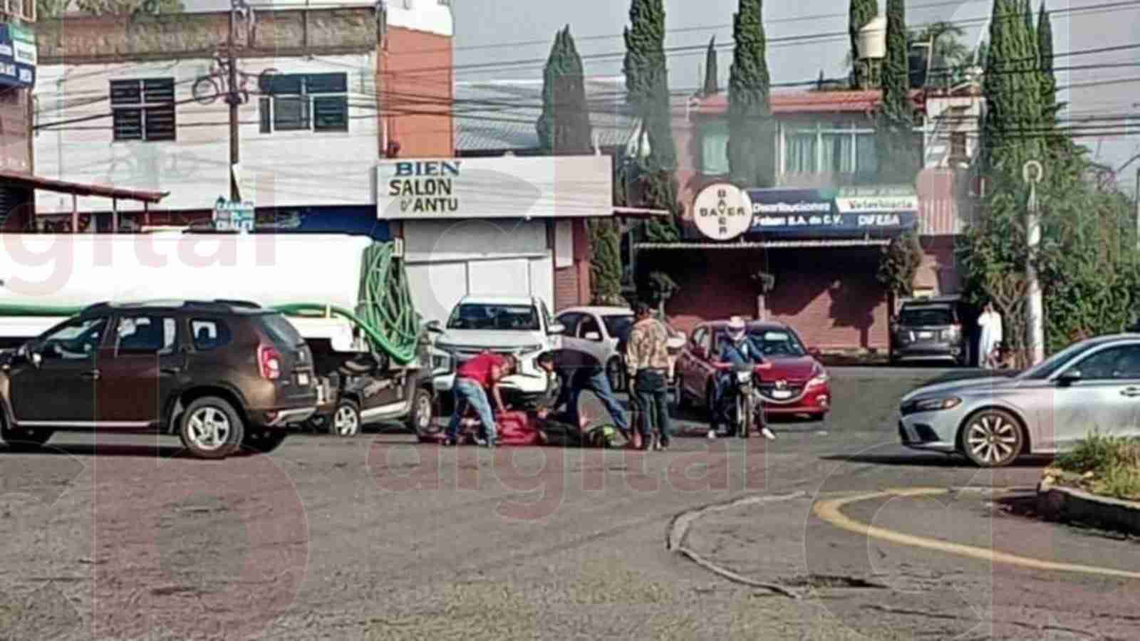 Moto se estampa con camioneta al sur de Morelia Moto se estampa con camioneta al sur de Morelia