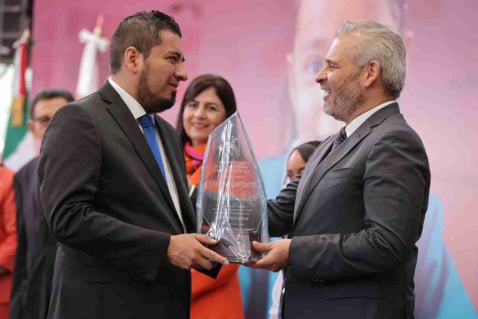 Gracias a maestros Michoacán es mejor: Bedolla