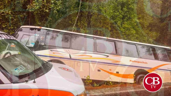 Cinco heridos deja volcadura de autobús en Tingambato