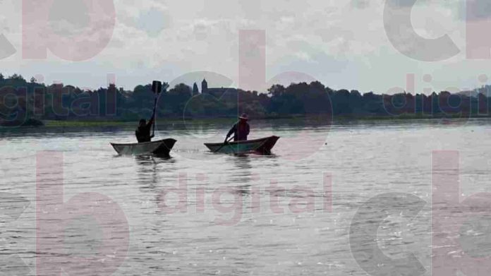 Patzcuarenses contentos por la llegada de lluvias al lago