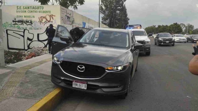 Se roban auto en Morelia y los atrapan la policía