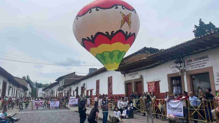 Se pintó de colores el cielo de Pátzcuaro con los globos del Cantoya Fest
