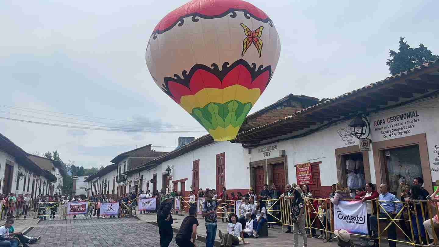 Se pintó de colores el cielo de Pátzcuaro con los globos del Cantoya Fest Se pintó de colores el cielo de Pátzcuaro con los globos del Cantoya Fest