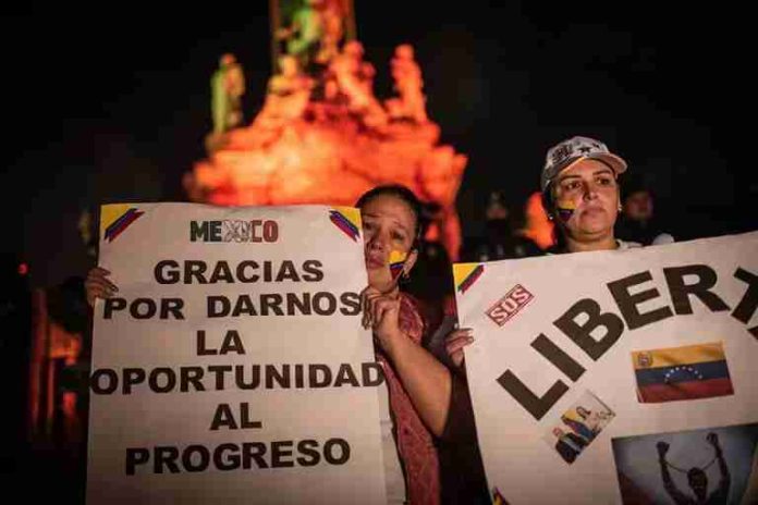 Venezolanos residentes en México se manifiestan contra Maduro en el Angel