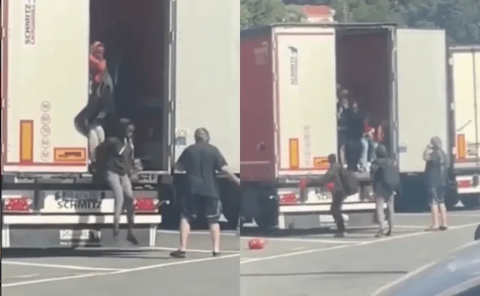 #Video: Camionero agarra a latigazos a migrantes en la frontera
