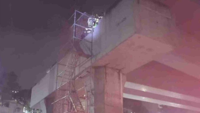 dos trabajadores cayeron desde la parte alta del Tren Interurbano México-Toluca.