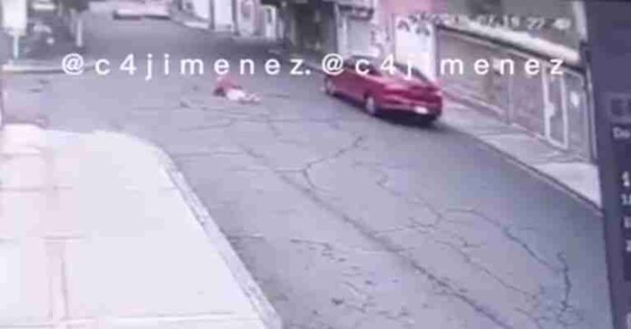 #VIDEO: Arrolla a mujer, la arrastra unos metros por el pavimento y huye