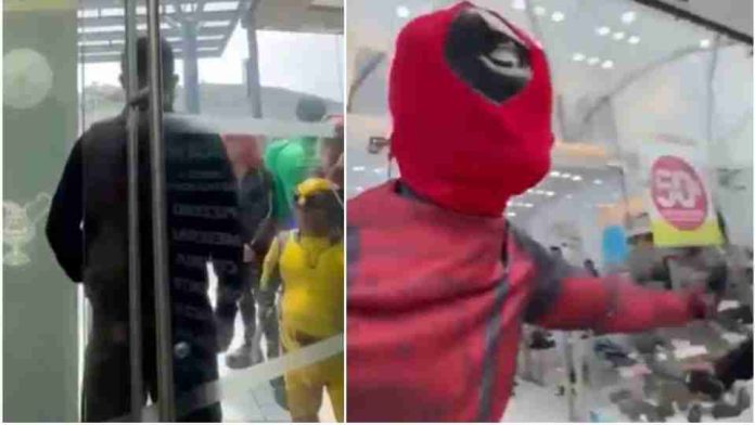 #Video: Querían ver la película de Deadpool disfrazados pero no los dejaron