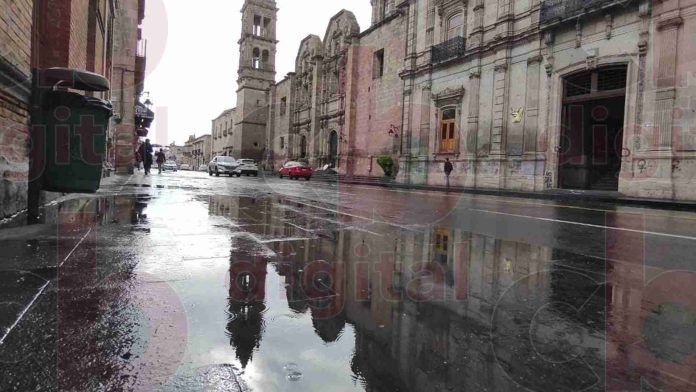 Habitantes de Morelia se muestran satisfechos con la llegada de lluvias