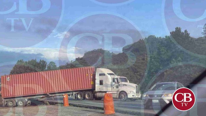 Tráiler derrapa y bloquea la Siglo XXI