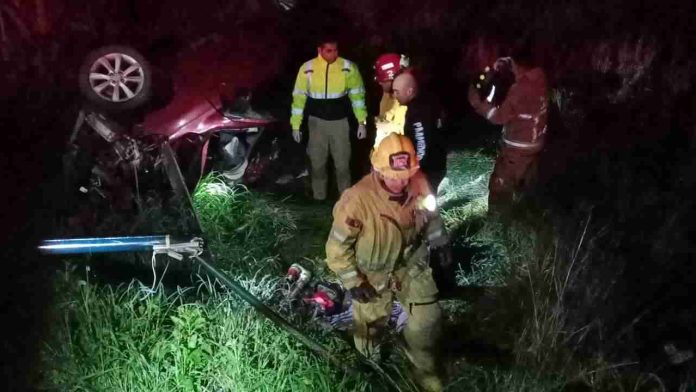 Tres muertos y lesionado deja volcadura en la Salamanca - Morelia