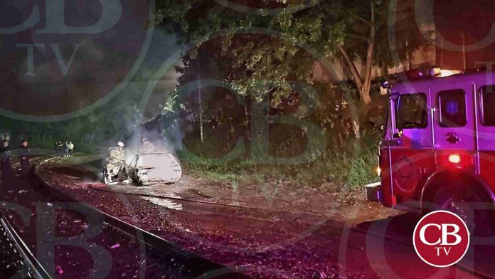 Delincuentes incendian un taxi en Caltzontzin