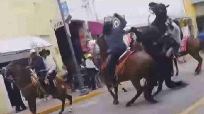 Atacan a machetazos a un jinete y su caballo durante desfile en Tlaxcala