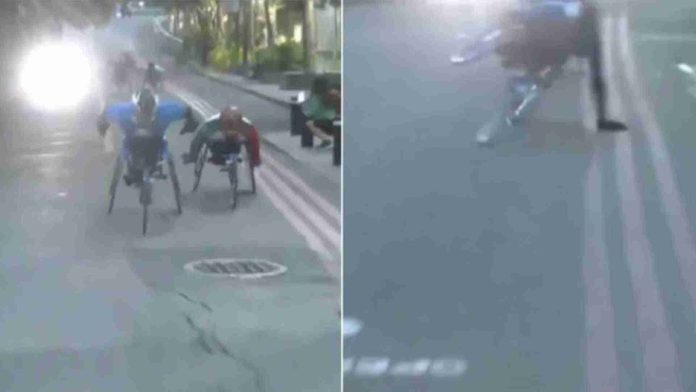Cae competidor en silla de ruedas por coladera en desnivel