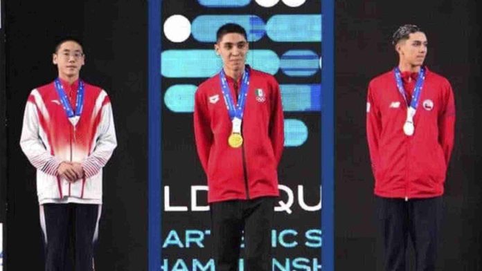 Diego Villalobos gana medalla de oro en final de Mundial de natación artística
