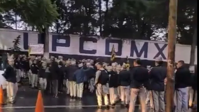 Cadetes de la Universidad de la Policía protestaron por agresión de director a alumna