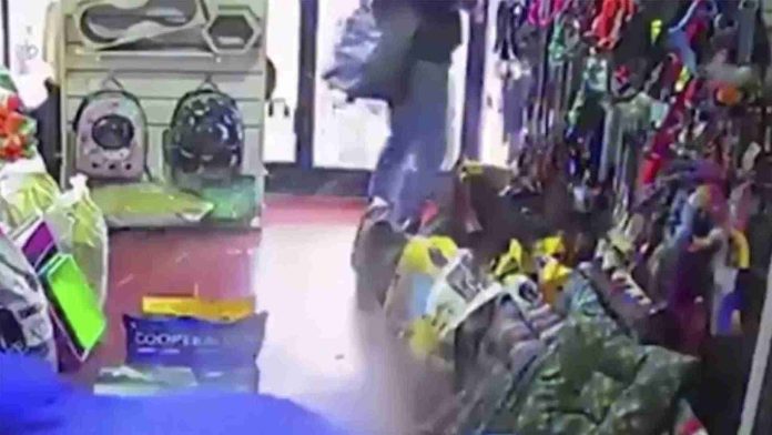 Mujer evita asalto lanzándoles agua hirviendo a asaltantes