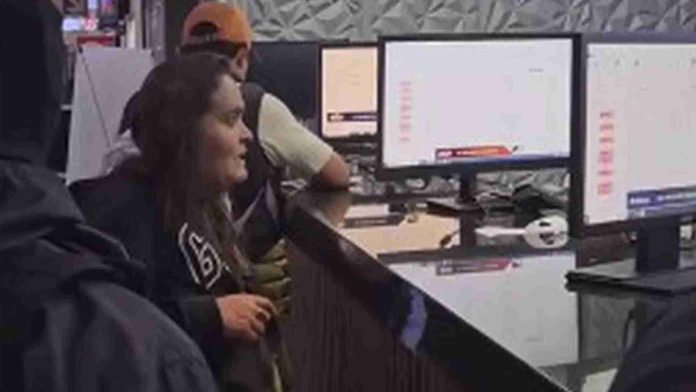 Mujer exige con insultos la cancelación de su boleto de viaje