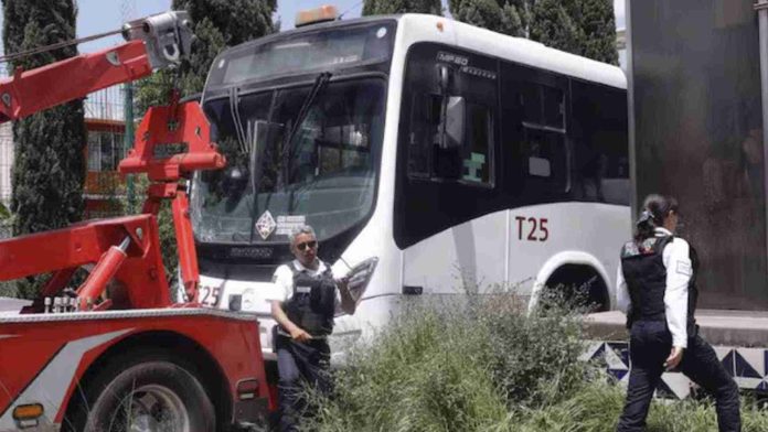 Niño muere atropellado por metrobús en Puebla